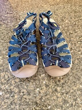 Keen closed toe sandals size 8.5